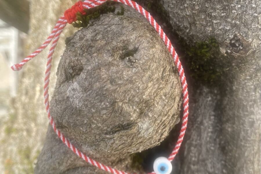 Le petit bracelet traditionnel grec de Martis (Mars)  et son oeil protecteur.   En grec Μαρτης